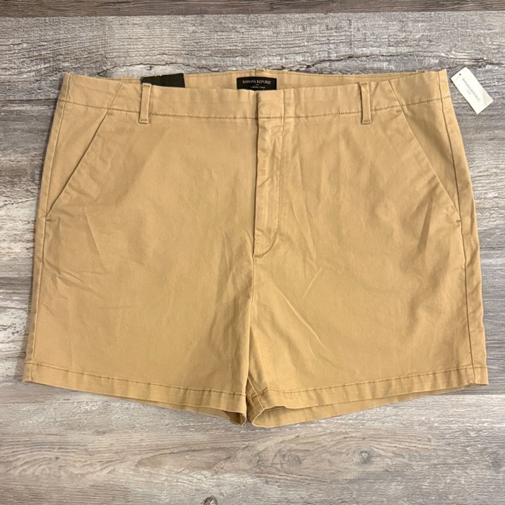 NWT - Banana Republic Authentic Chino Short - Mid Rise - Women's Size 20
